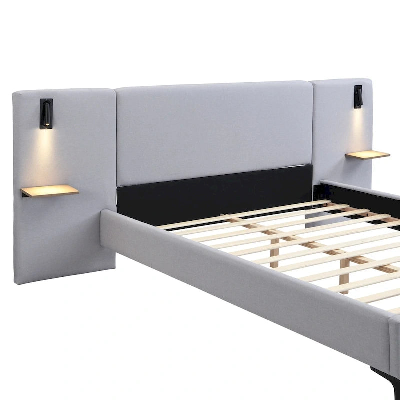 Cama con plataforma de lino gris, estructura grande tapizada con respaldo alado, luces de noche y estantes de almacenamiento