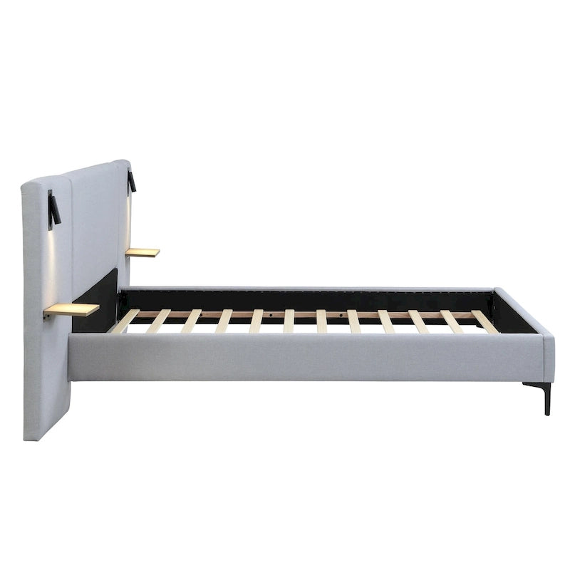 Cama con plataforma de lino gris, estructura grande tapizada con respaldo alado, luces de noche y estantes de almacenamiento