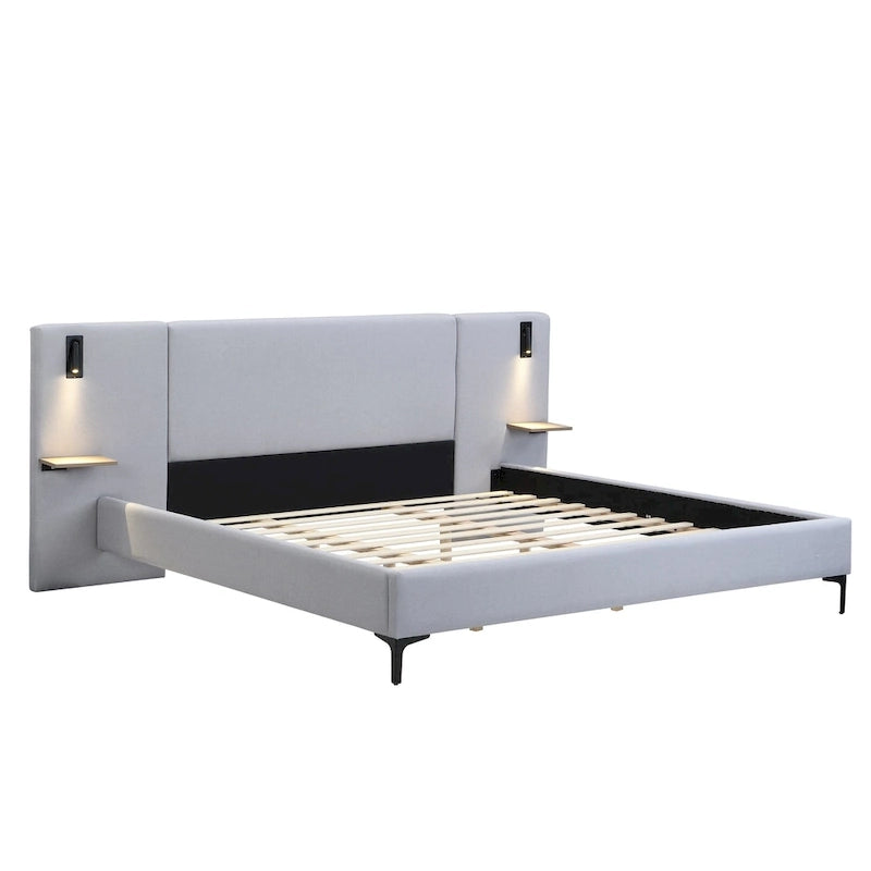 Cama con plataforma de lino gris, estructura grande tapizada con respaldo alado, luces de noche y estantes de almacenamiento