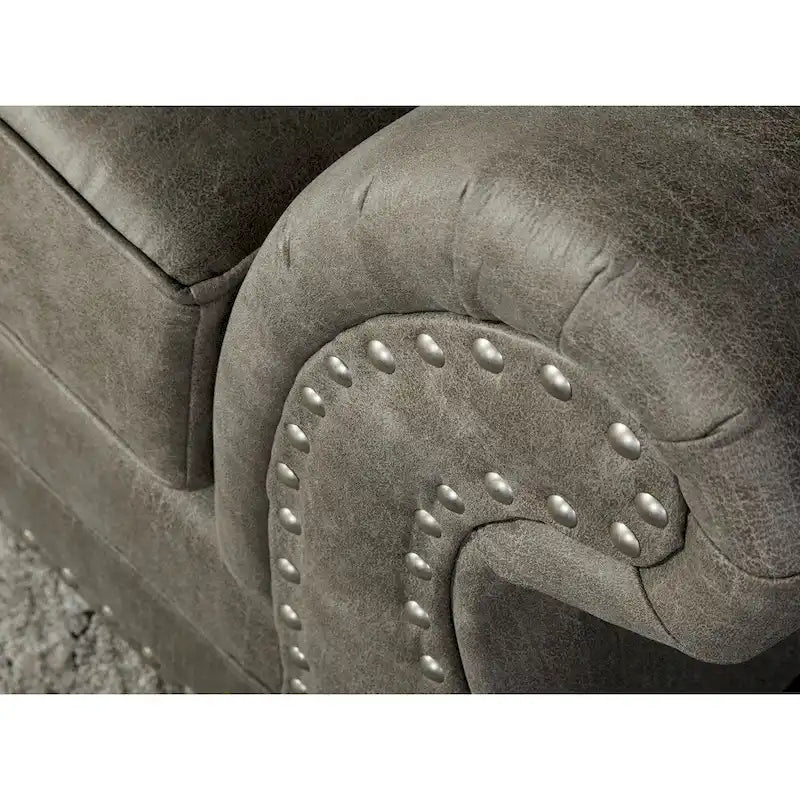 Sofá biplaza color gris piedra tapizado en cuero sintético con tachuelas decorativas