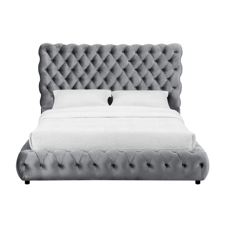 Lit king size de style plateforme, revêtement en velours gris capitonné