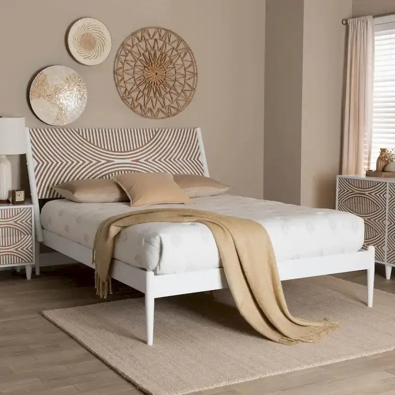 Plattformbett in Küstenstil, weiß, für Queensize-Matratze, mit geschnitztem, kontrastierendem Kopfteil