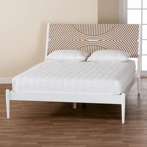 Cama con plataforma tamaño Queen blanca estilo costero y cabecero tallado en contraste