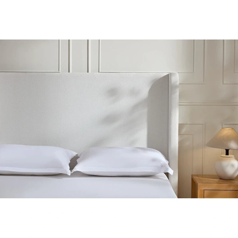 Lit rembourré avec tête de lit haute, style élégant et épuré