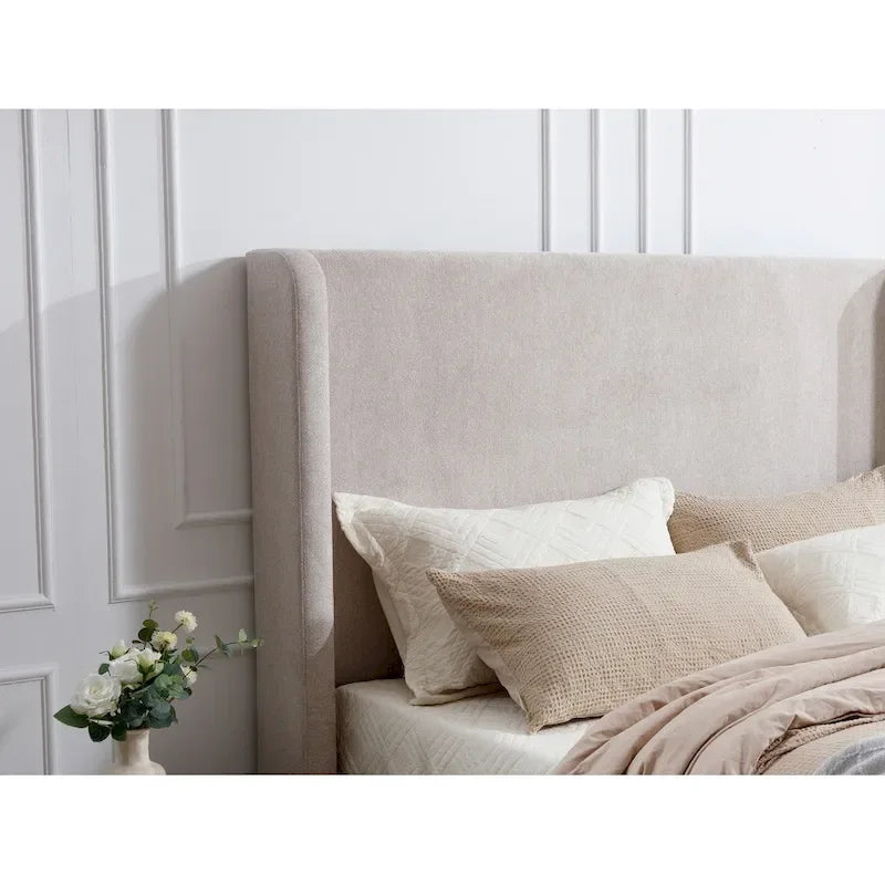Lit rembourré avec tête de lit haute, style élégant et épuré