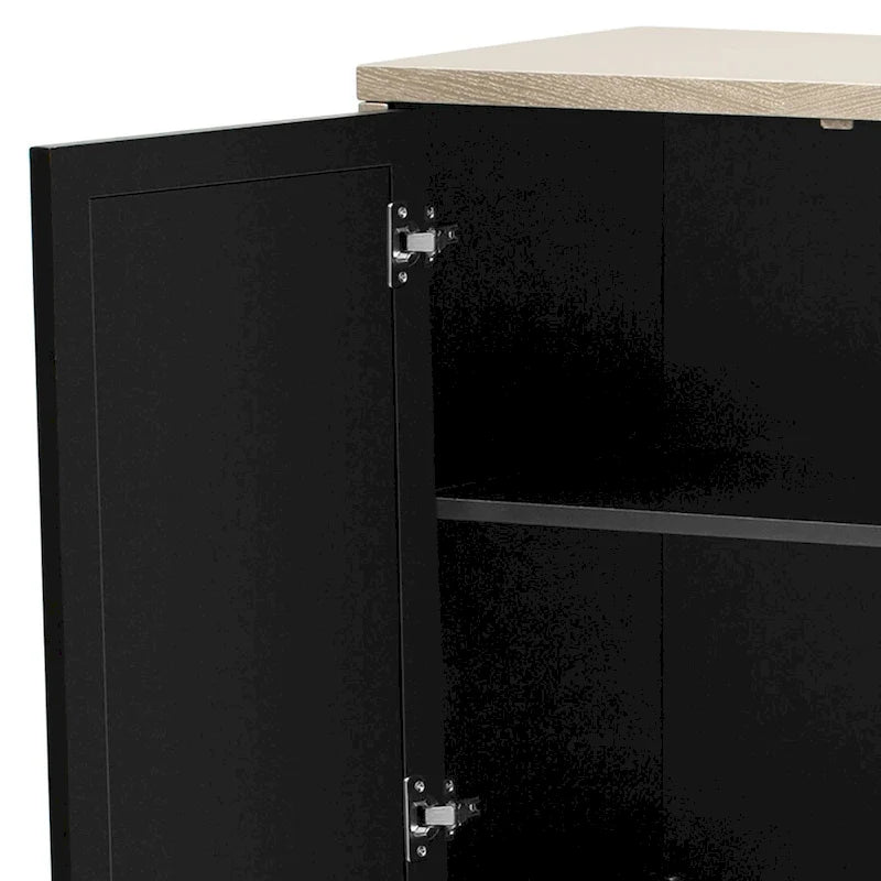 Modernes, elegantes Sideboard aus Holz mit drei Spiegelschranktüren