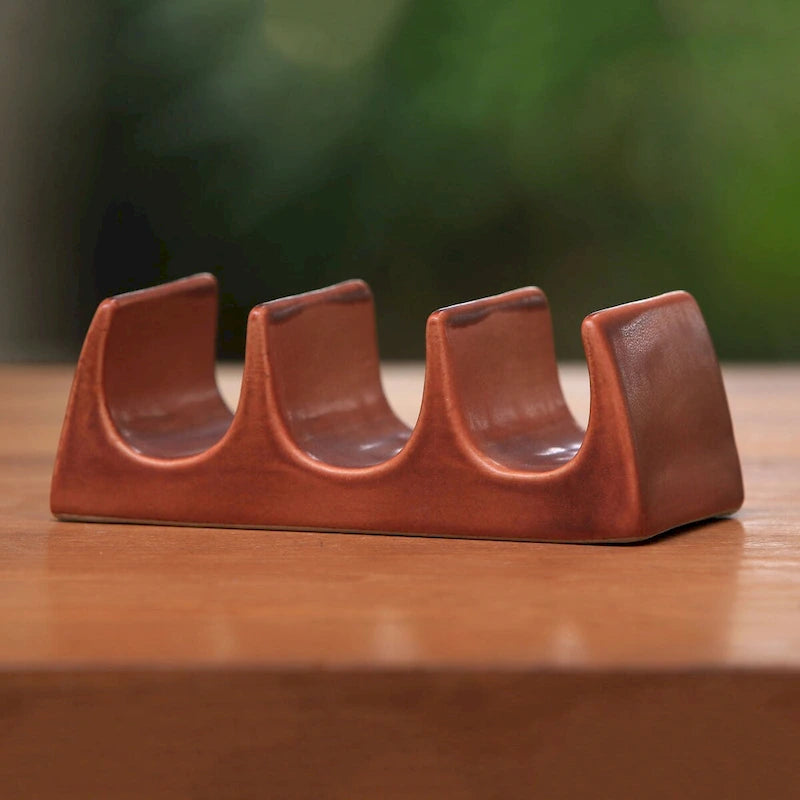 Soporte artesanal de cerámica para tacos con diseño de olas de Bali