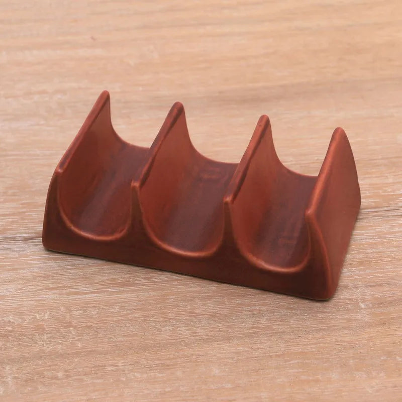 Soporte artesanal de cerámica para tacos con diseño de olas de Bali