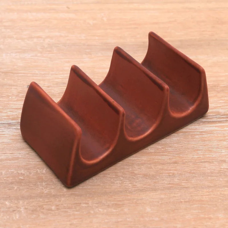 Soporte artesanal de cerámica para tacos con diseño de olas de Bali